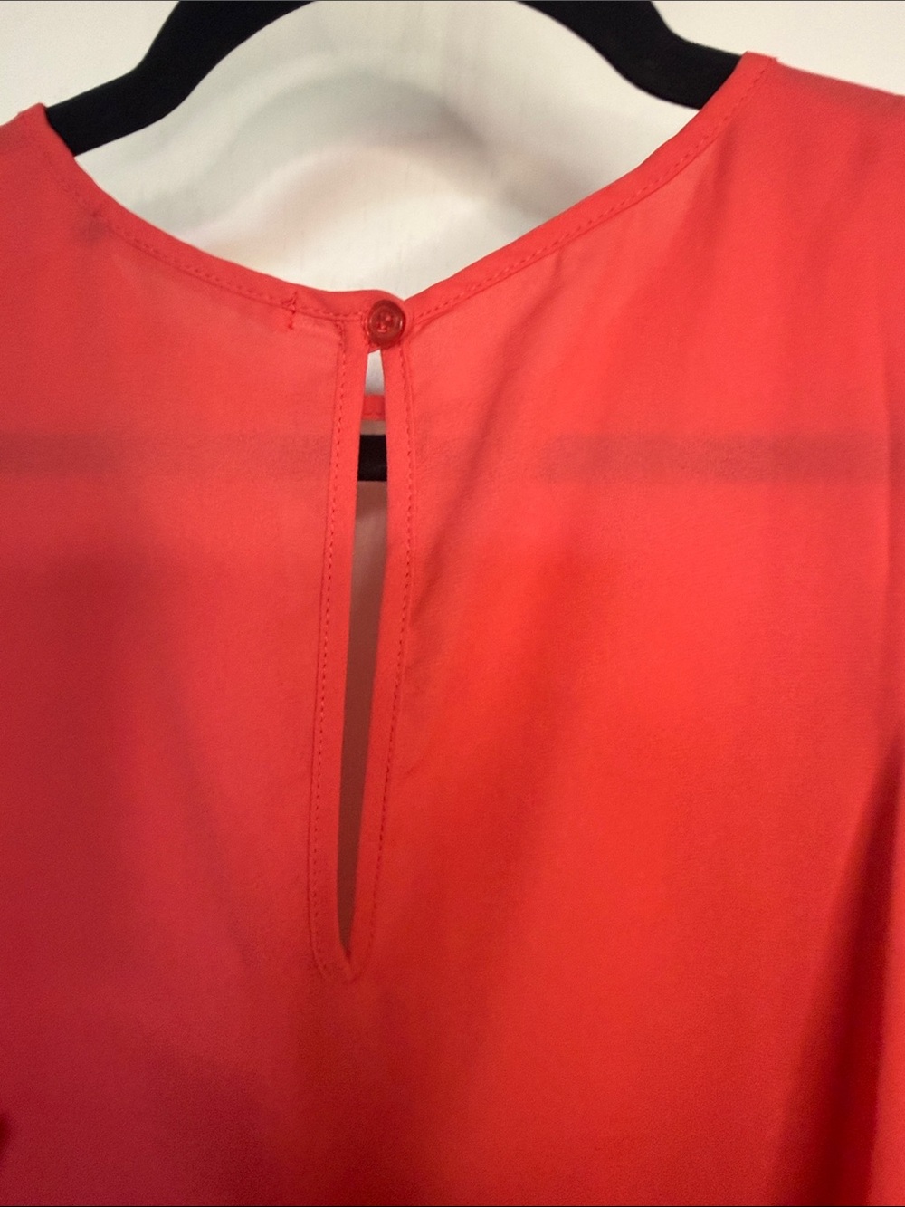 Keyhole Sleeveless Camisole in Coral - Picture 5 of 5